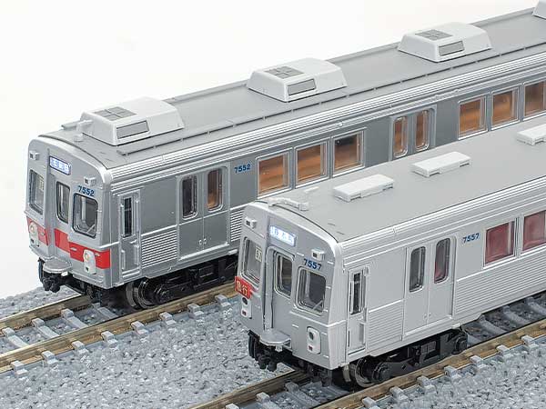 左：＜50797＞東急電鉄7200系（池上線・冷房車・赤帯）3両編成セット（動力付き）<br> 右：＜10504＞東急電鉄7200系（東横線・非冷房車）8両編成セット（動力付き）