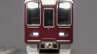 先頭車のハンドメイド塗装サンプル（前照灯点灯）です。 下回りは仮のものを取り付けているため実際の製品とは異なります。