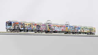車両には秩父三社と呼ばれる「寳登山神社」「秩父神社」「三峯神社」のイメージが各車両に描かれています。